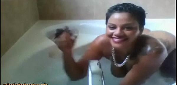  Who is she Milf on cam in bathtub short hair